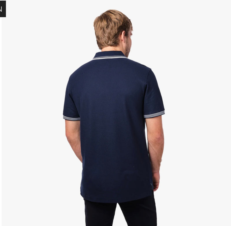 Men's contrast buttoning polo shirt.